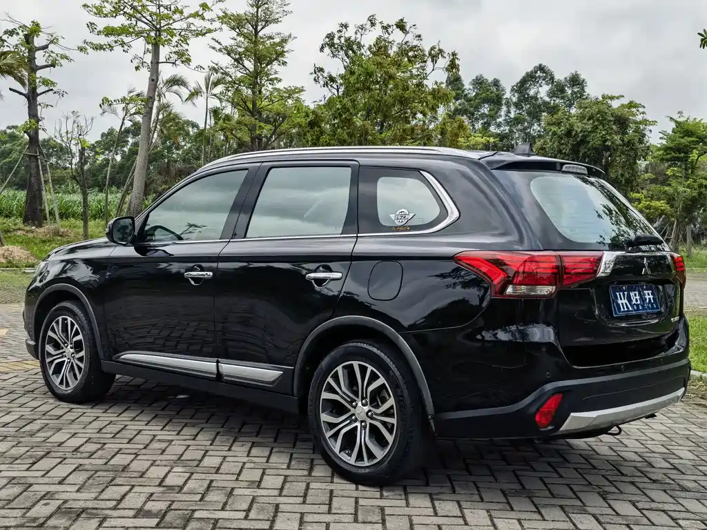 Mitsubishi Outlander 2017 — фото 5