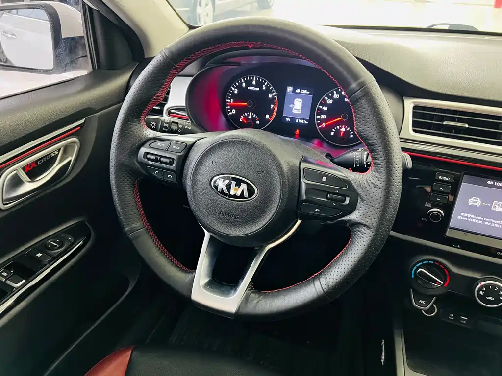 Kia KX Cross 2018 — фото 11
