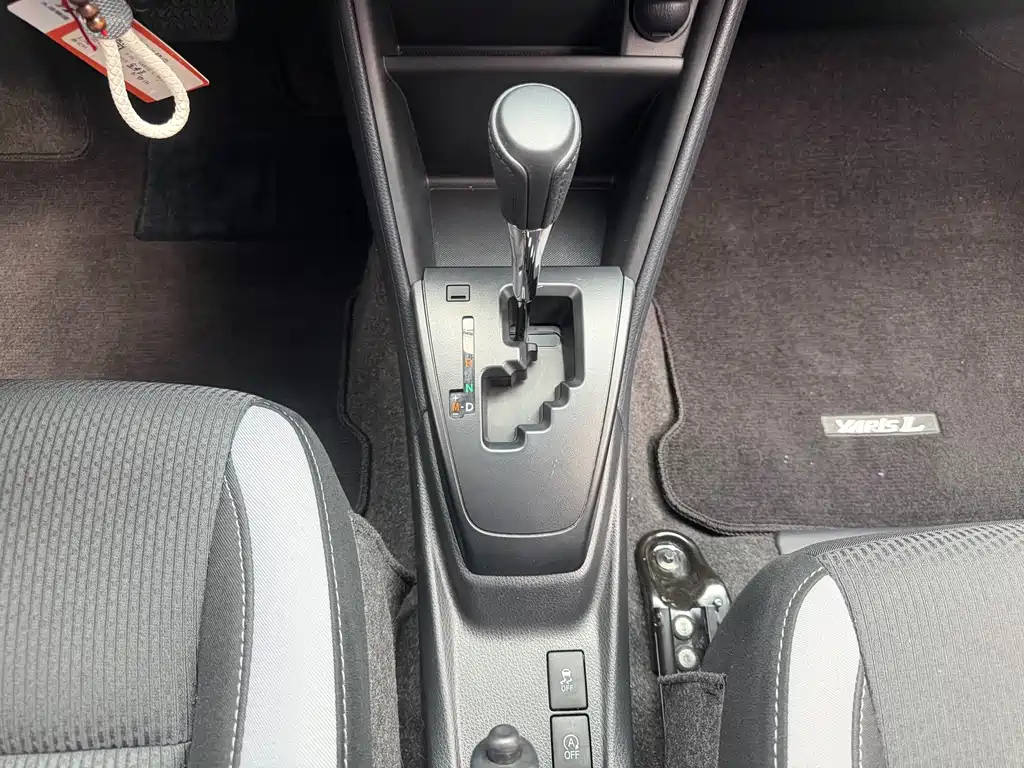 Toyota Yaris L 2022 — фото 16