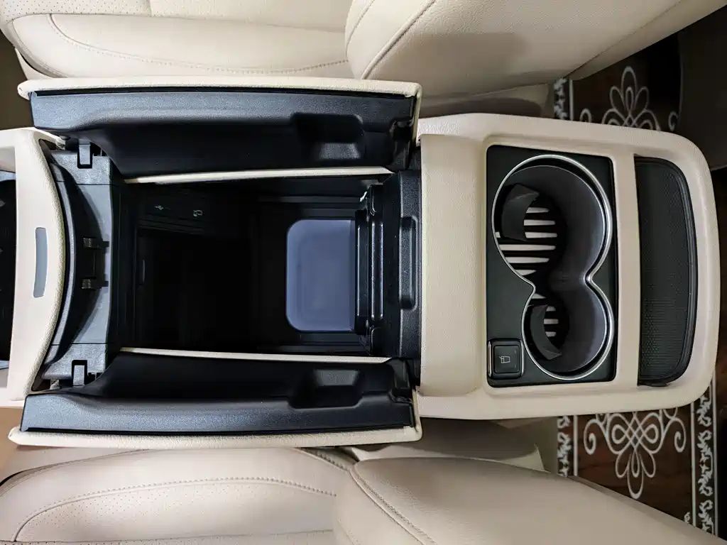Mercedes-Benz V-Class 2021 — фото 21