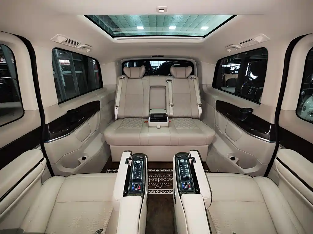 Mercedes-Benz V-Class 2021 — фото 11