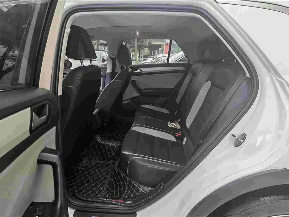 Volkswagen T-Roc 2023 — фото 10