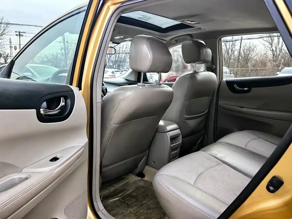 Nissan Tiida 2015 — фото 11