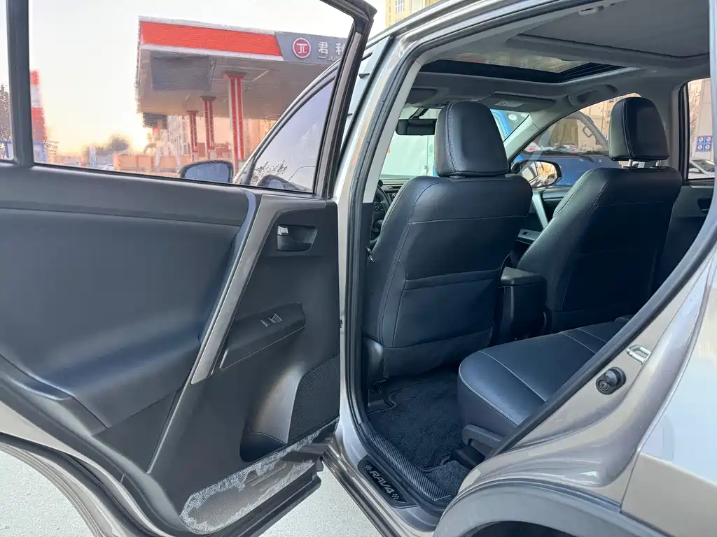 Toyota RAV4 2016 — фото 10