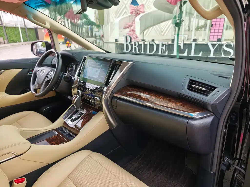 Toyota Alphard 2023 — фото 12