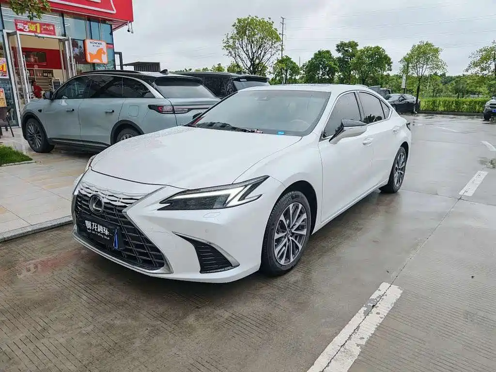Lexus ES 2025