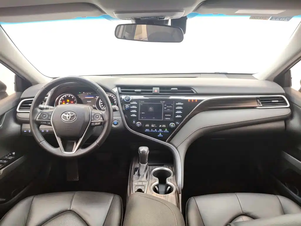 Toyota Camry 2018 — фото 11
