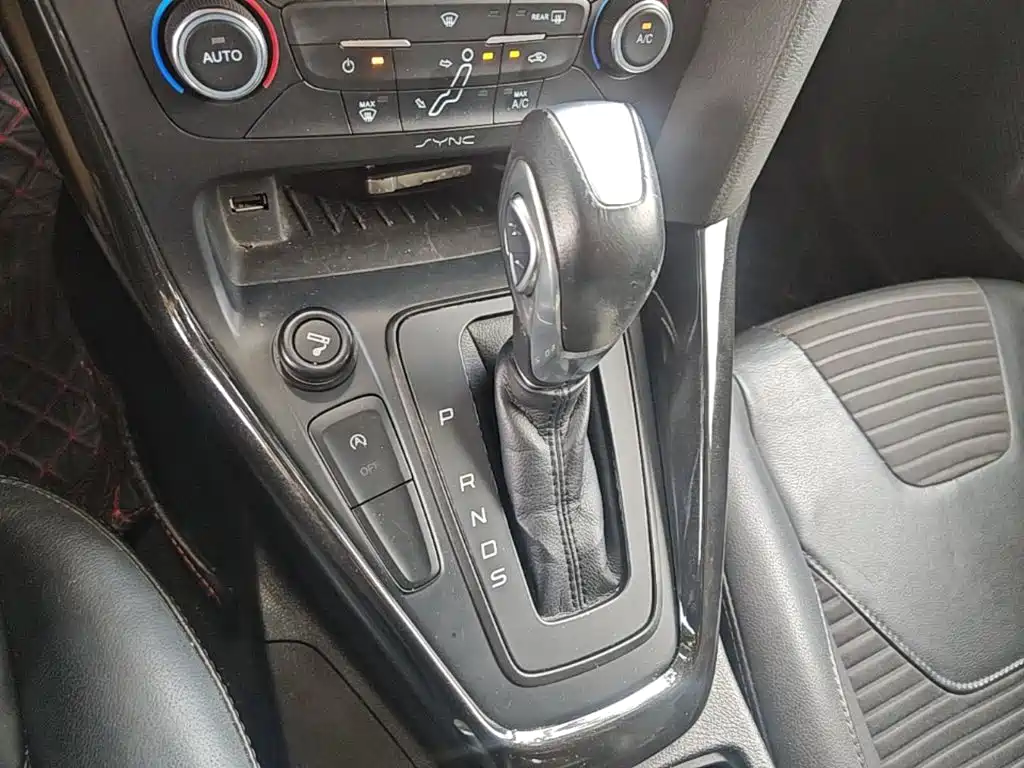 Ford Focus 2015 — фото 14