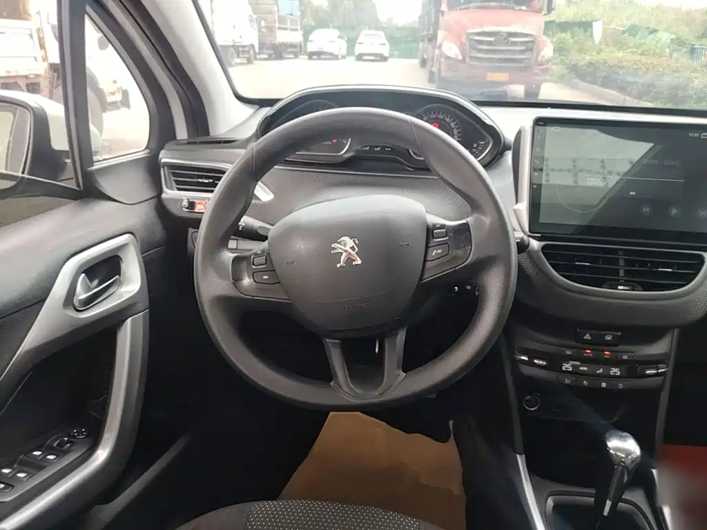 Peugeot 2008 2017 — фото 11