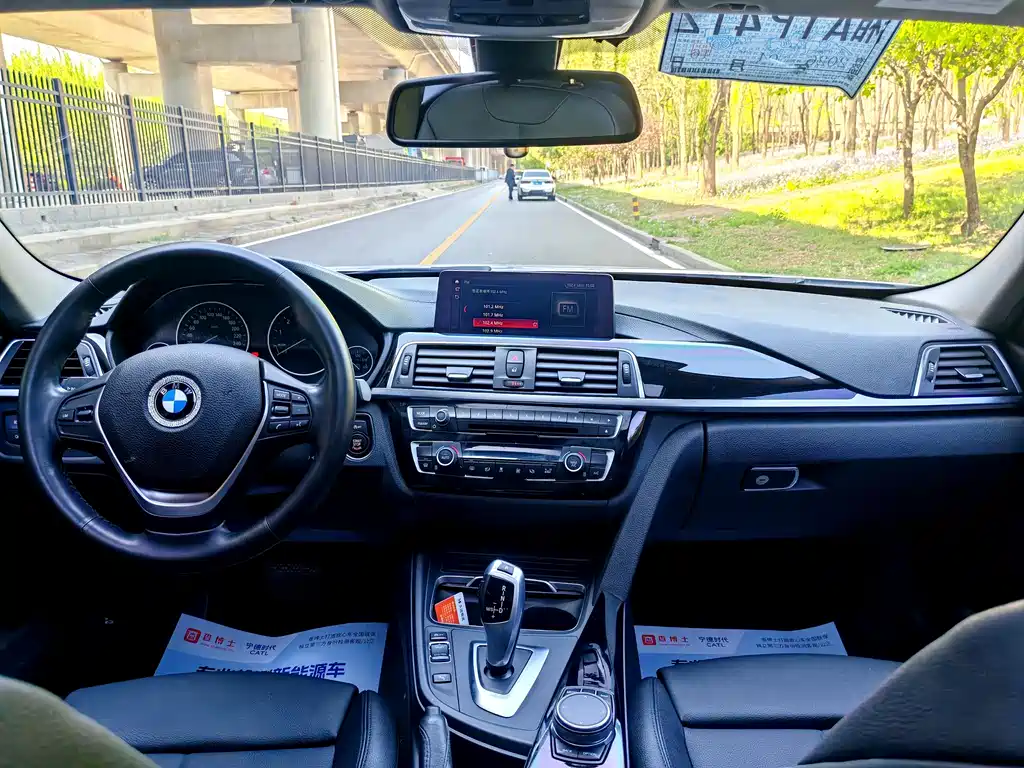 BMW 3 Series 2018 — фото 8