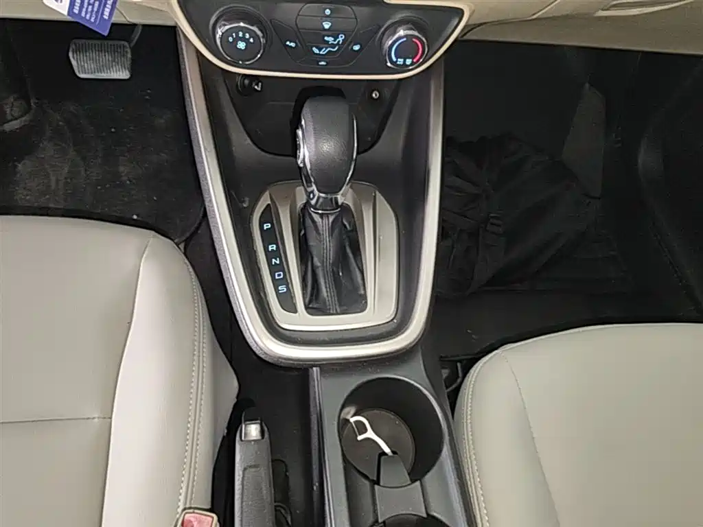 Ford Escort 2015 — фото 14