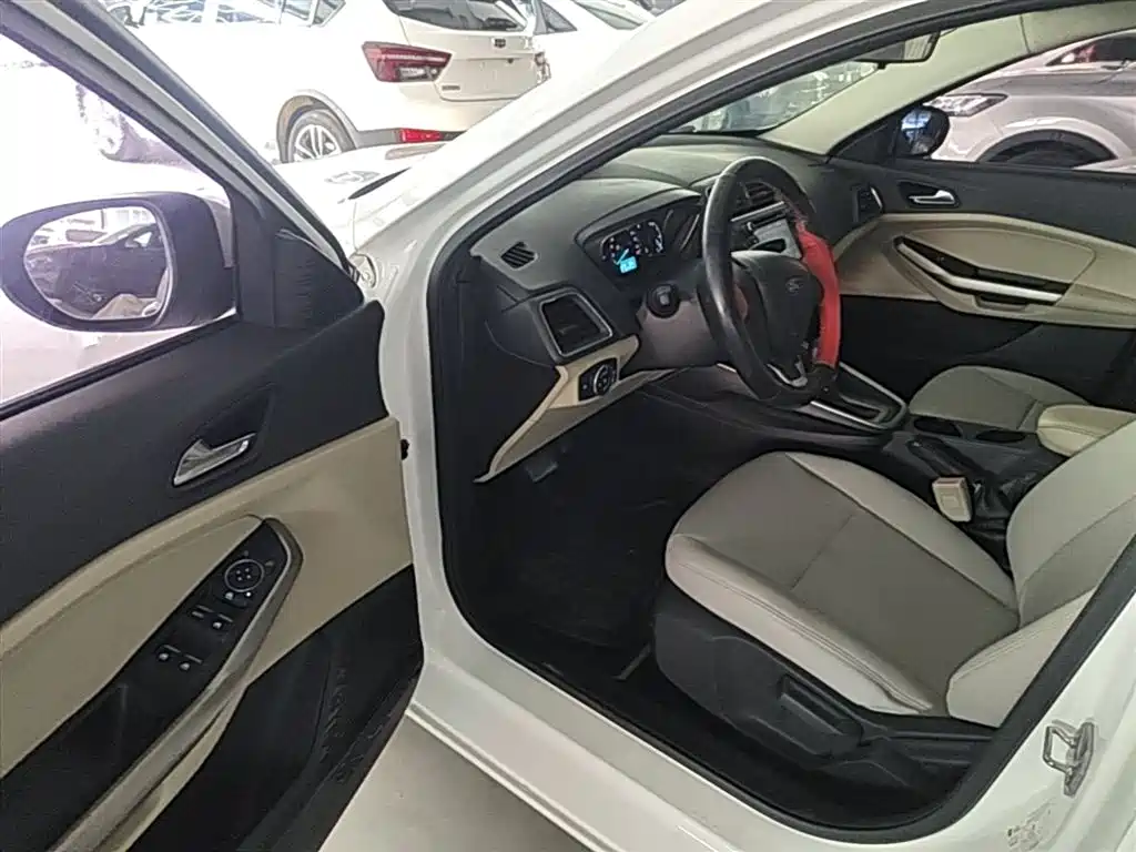 Ford Escort 2015 — фото 16