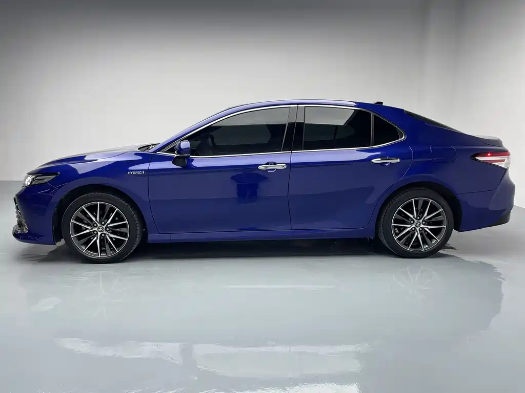 Toyota Camry 2023 — фото 4