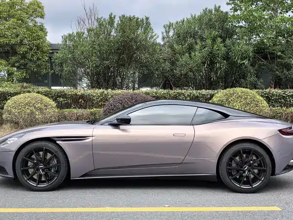 Aston Martin DB11 2022