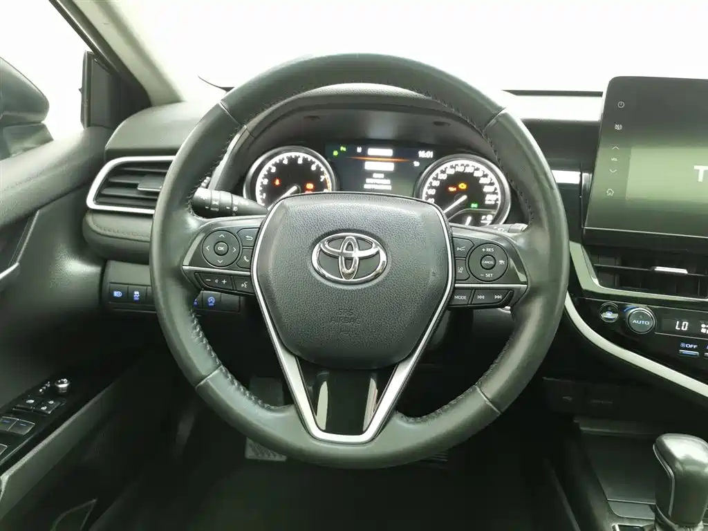 Toyota Camry 2022 — фото 11