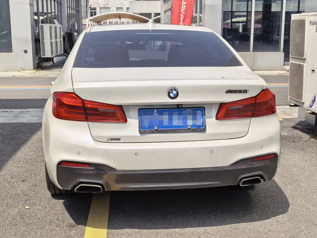 BMW 5 Series 2018 — фото 10
