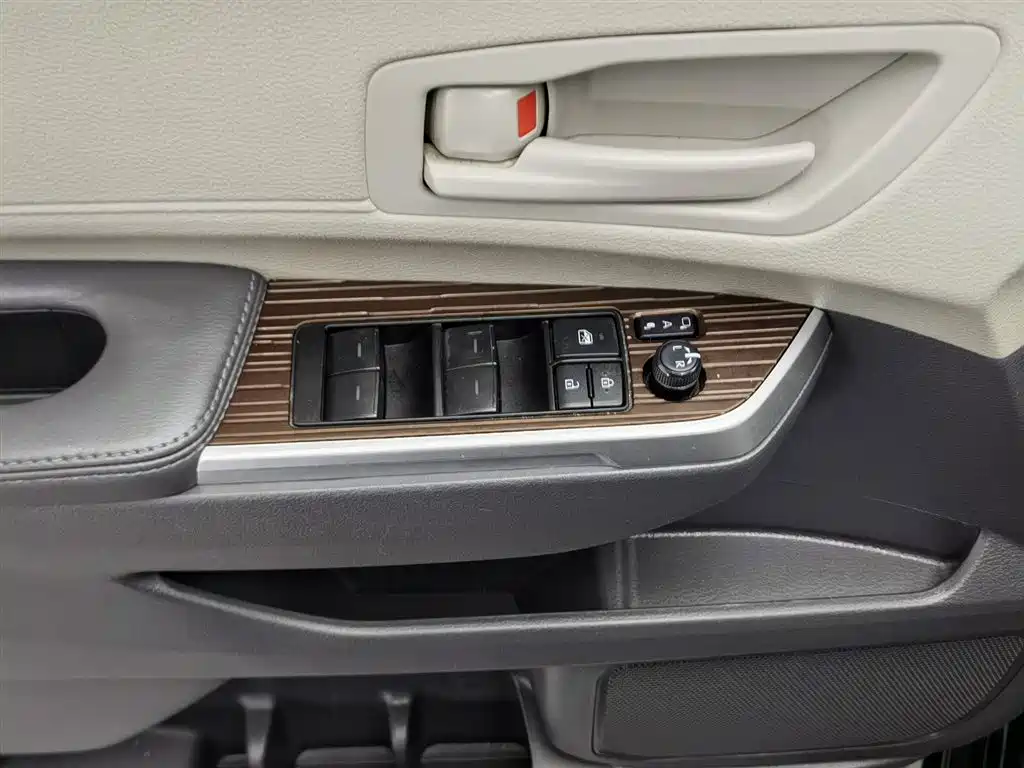 Toyota Sienna 2023 — фото 9