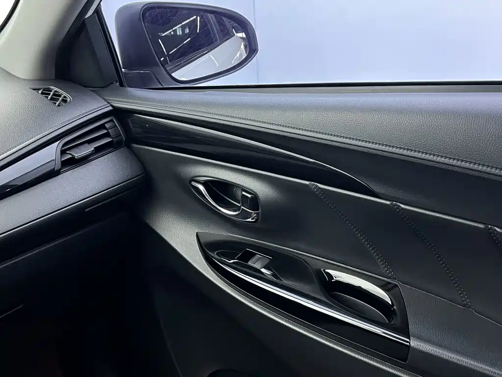 Toyota Yaris L 2022 — фото 8