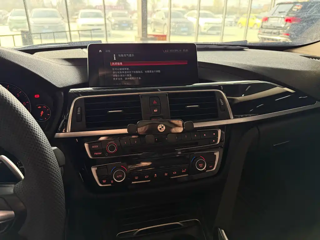 BMW 3 Series 2018 — фото 11