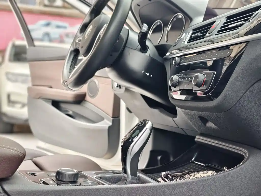 BMW 1 Series 2020 — фото 10