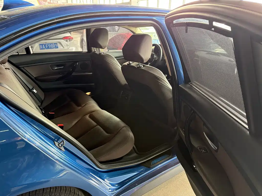 BMW 3 Series 2018 — фото 23