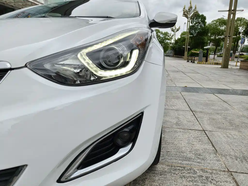 Hyundai Elantra 2016 — фото 9