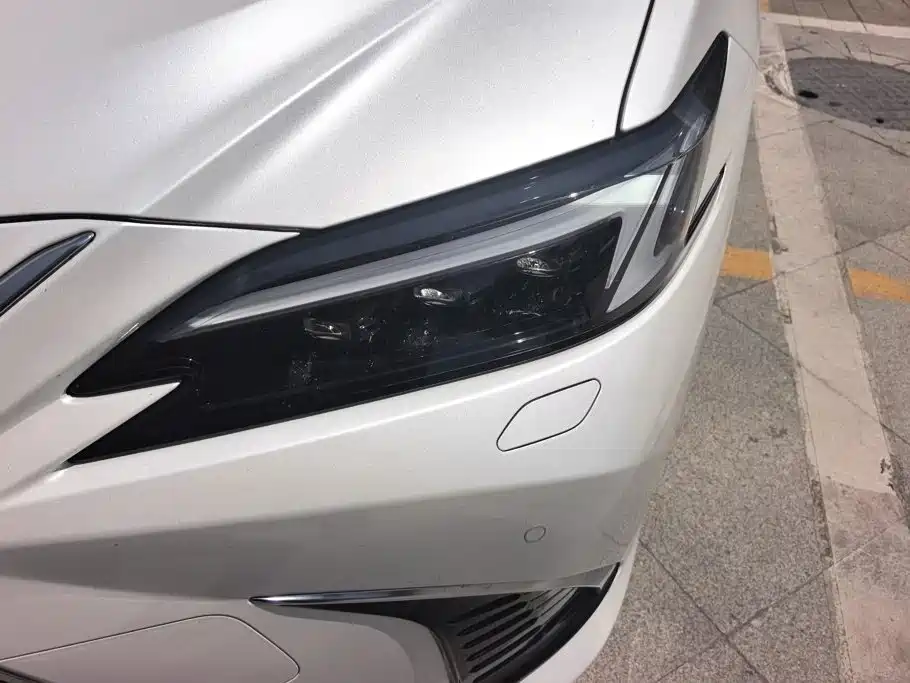 Lexus ES 2025