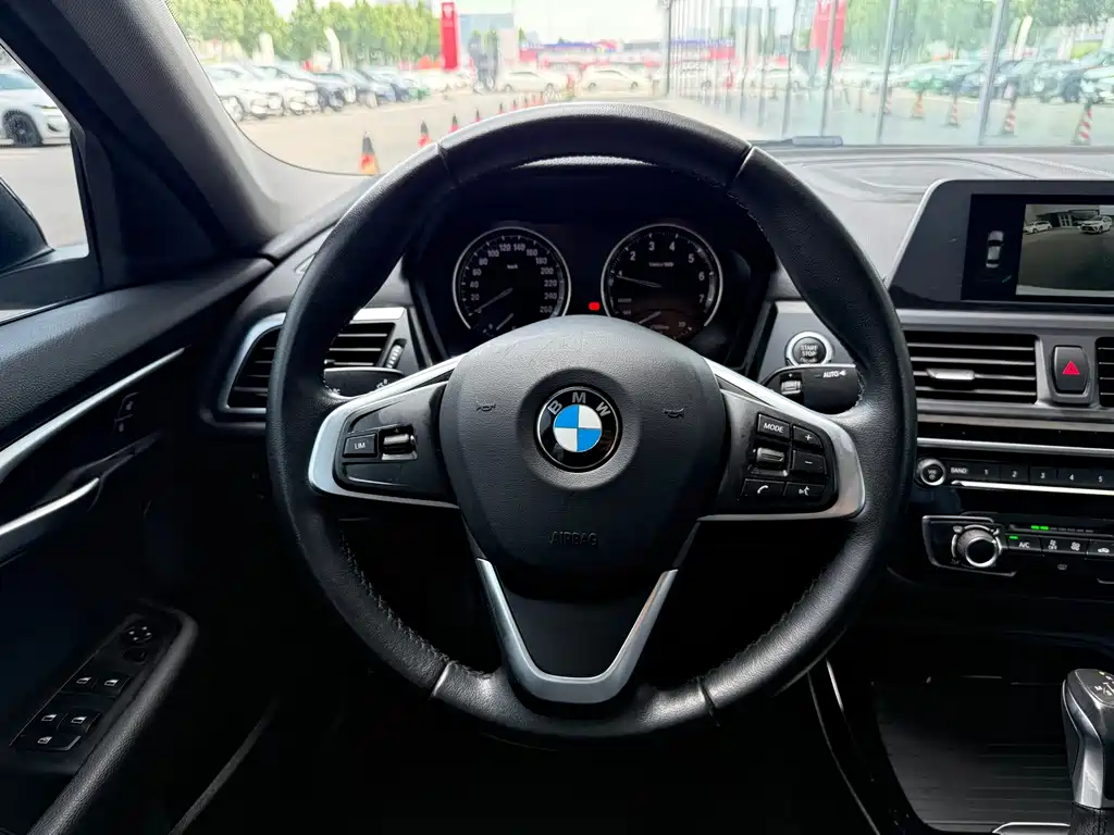 BMW 1 Series 2018 — фото 6