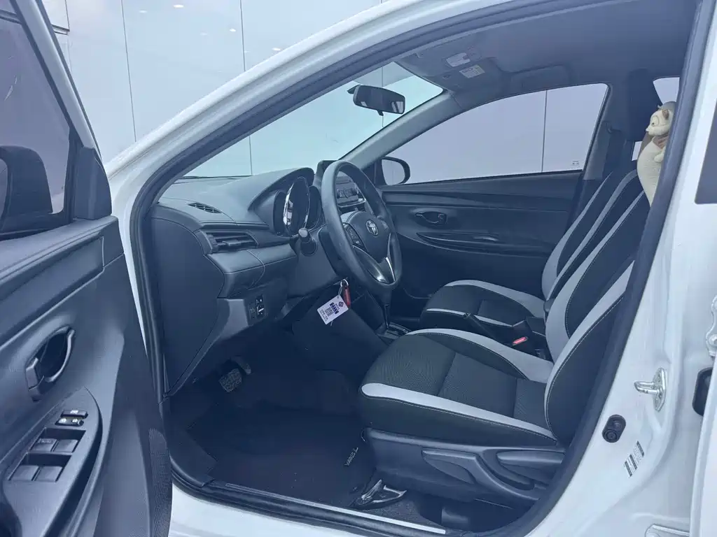 Toyota Yaris L 2022