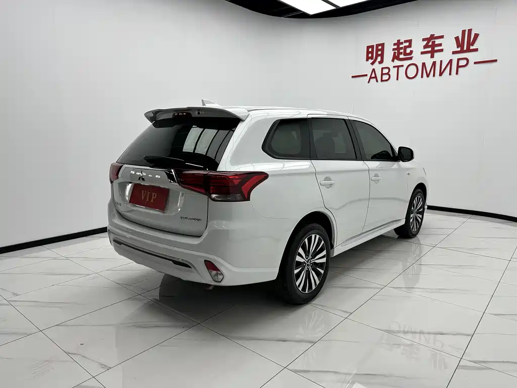 Mitsubishi Outlander 2023 — фото 9