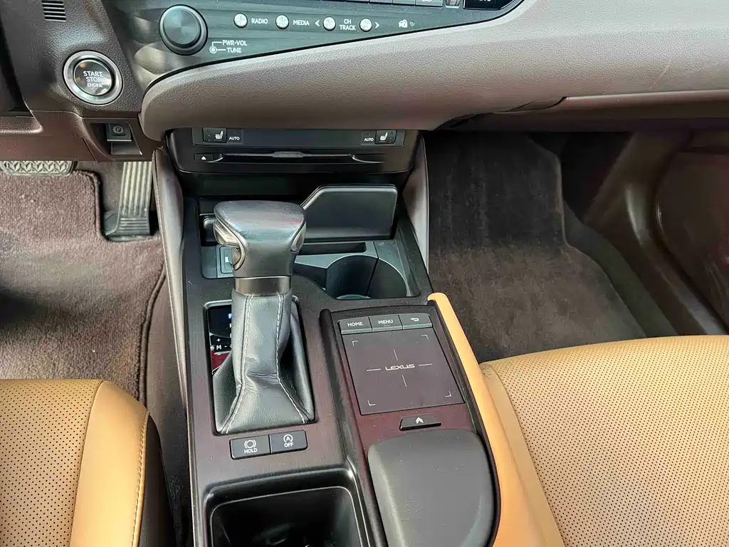 Lexus ES 2020 — фото 12