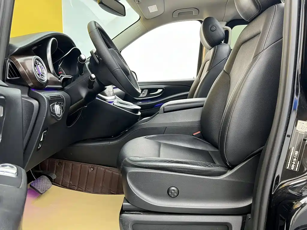Mercedes-Benz V-Class 2021 — фото 19