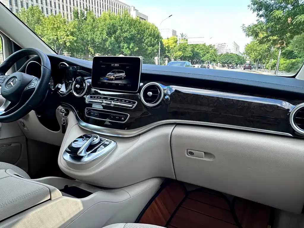 Mercedes-Benz V-Class 2017 — фото 14