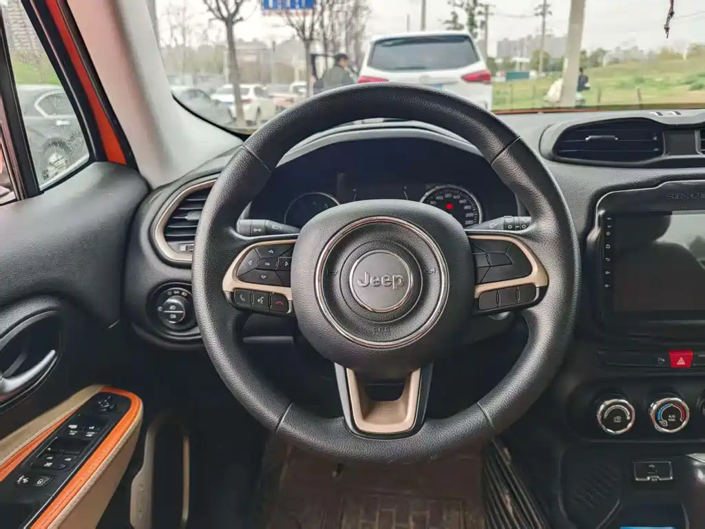Jeep Renegade 2017 — фото 15