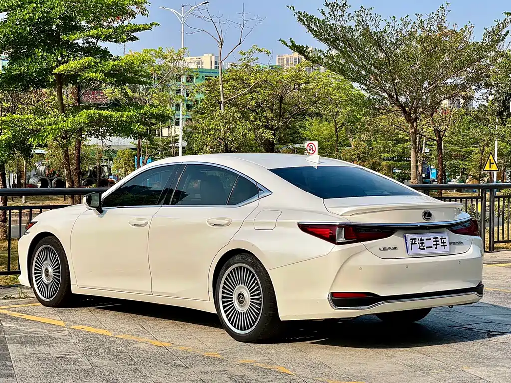 Lexus ES 2020 — фото 7