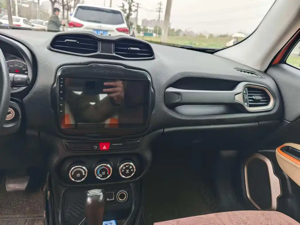 Jeep Renegade 2017 — фото 13