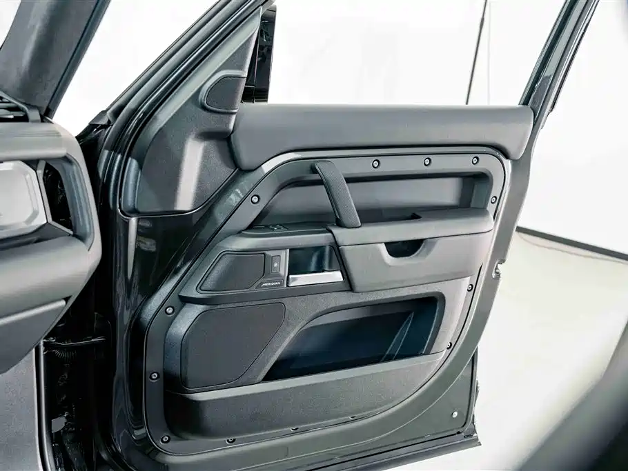 Land Rover Defender 2025 — фото 19