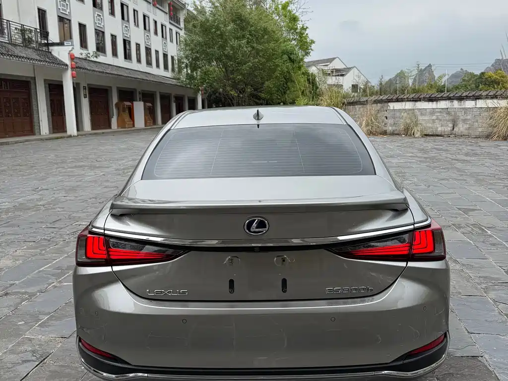 Lexus ES 2020 — фото 10