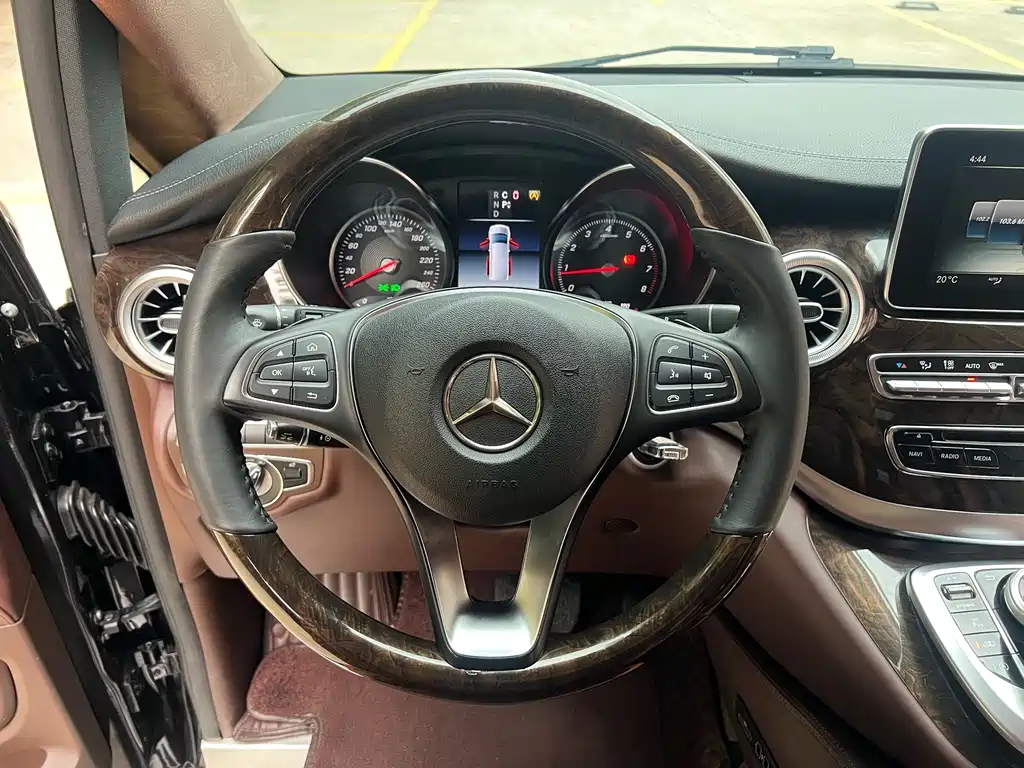 Mercedes-Benz V-Class 2020 — фото 14