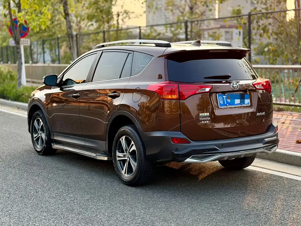 Toyota RAV4 2015 — фото 2