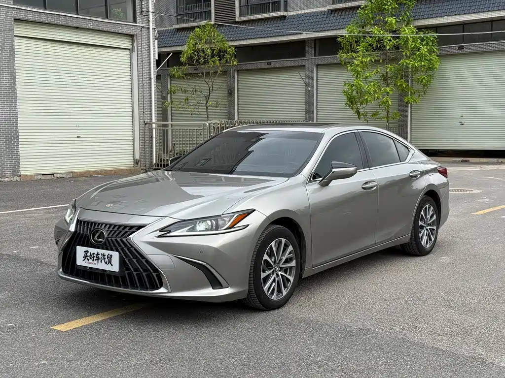 Lexus ES 2023 — фото 1