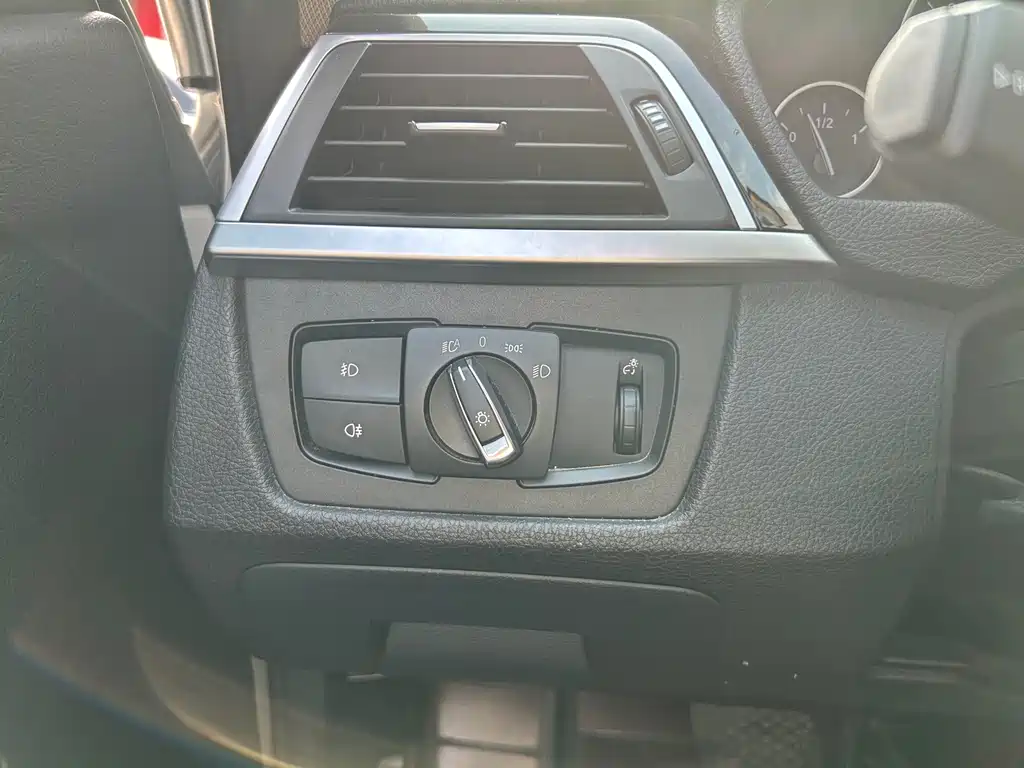 BMW 3 Series 2018 — фото 18