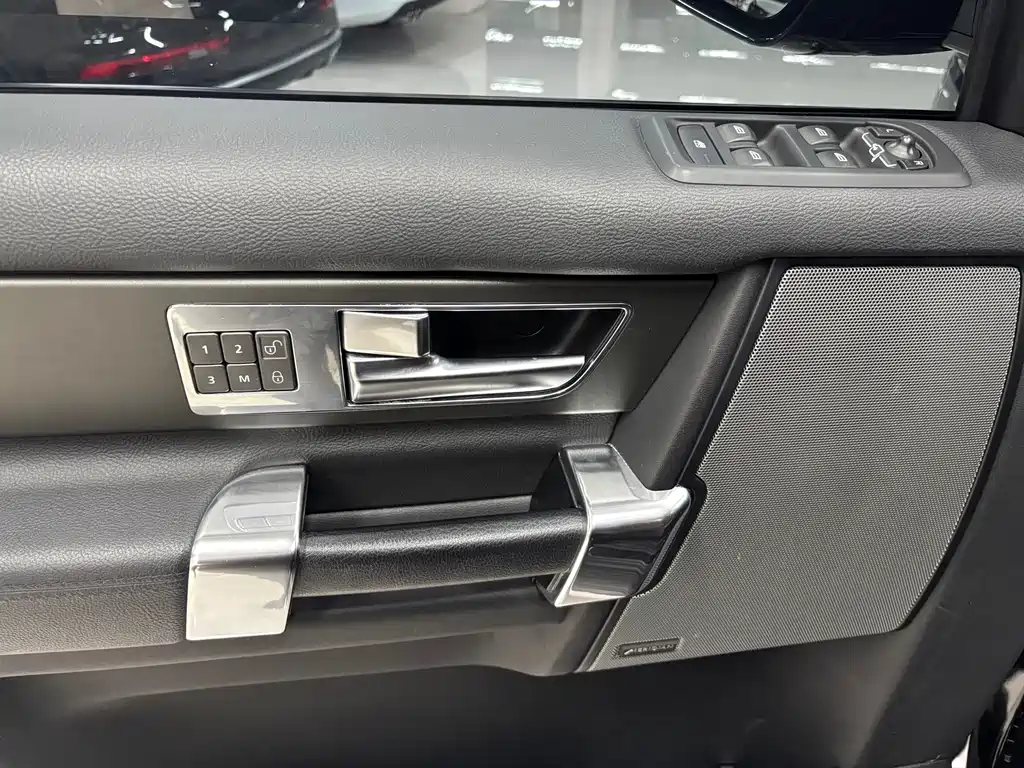 Land Rover Discovery 2016 — фото 21