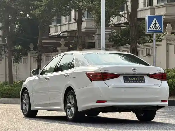 Toyota Crown 2015