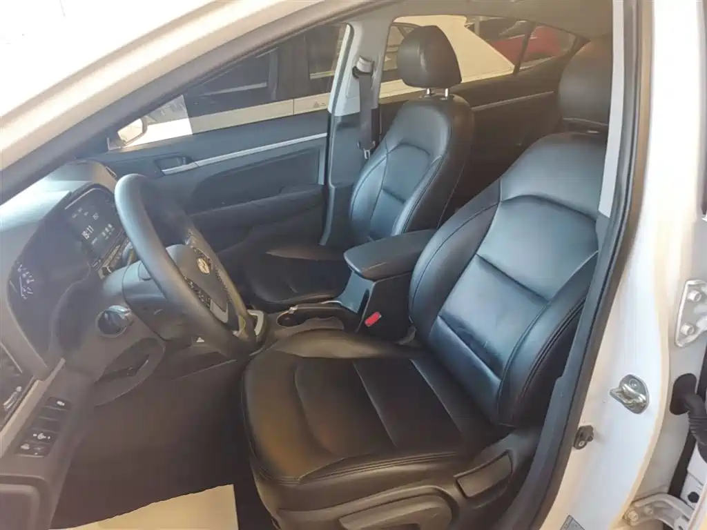 Hyundai Elantra 2017 — фото 15