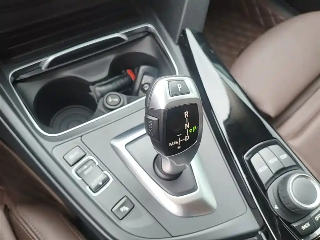 BMW 3 Series 2018 — фото 14