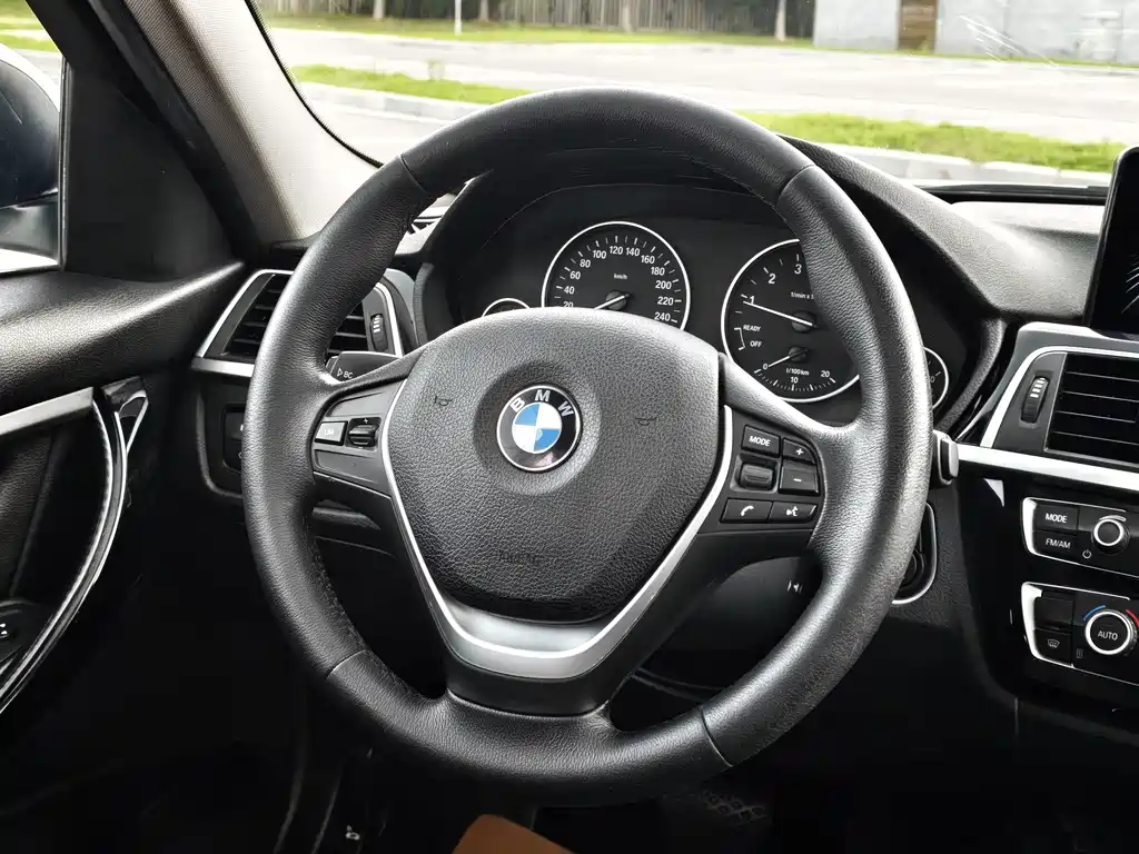 BMW 3 Series 2017 — фото 12