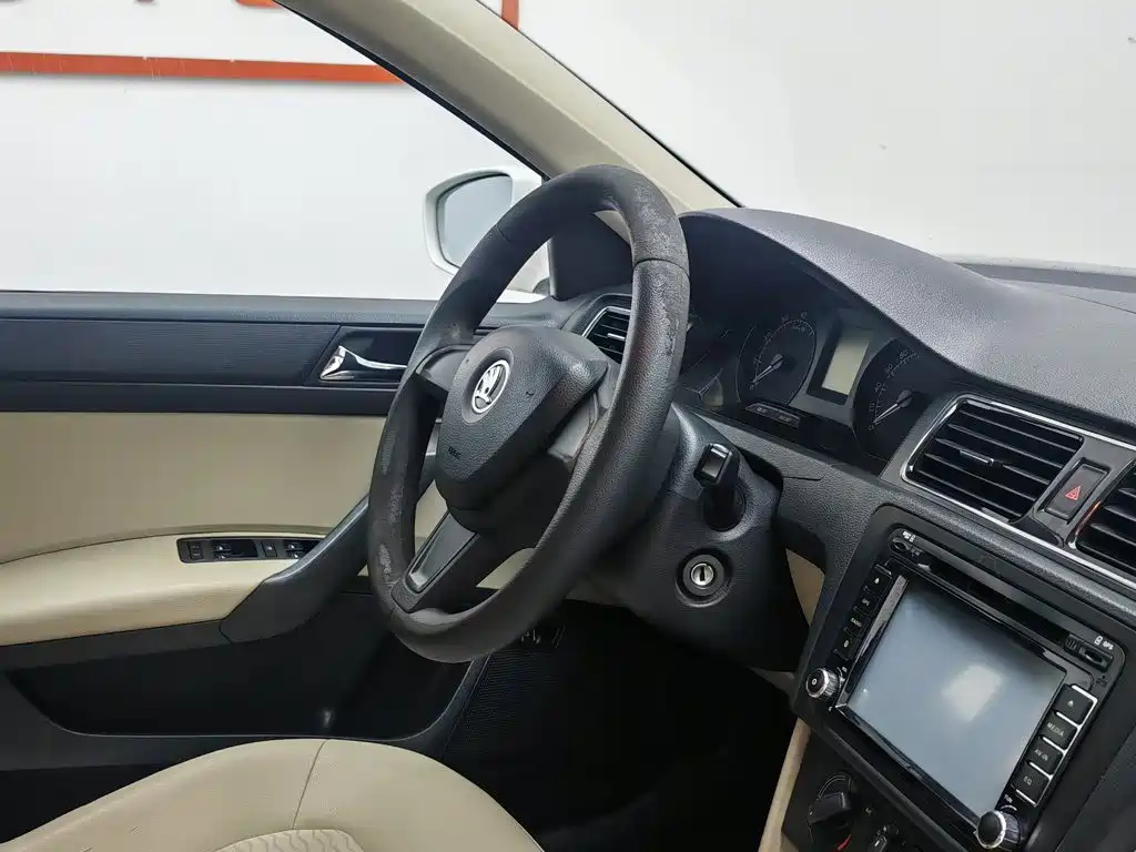 Skoda Rapid 2015 — фото 22