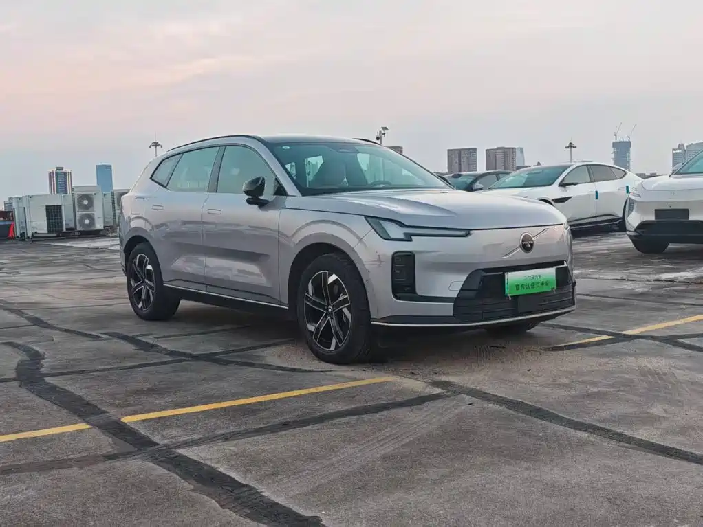Volvo XC70 Plug-In Hybrid 2025 — фото 3