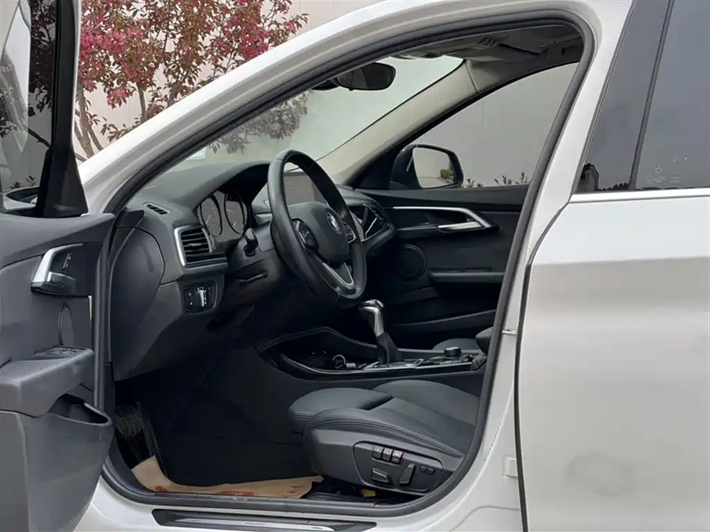 BMW 1 Series 2019 — фото 12
